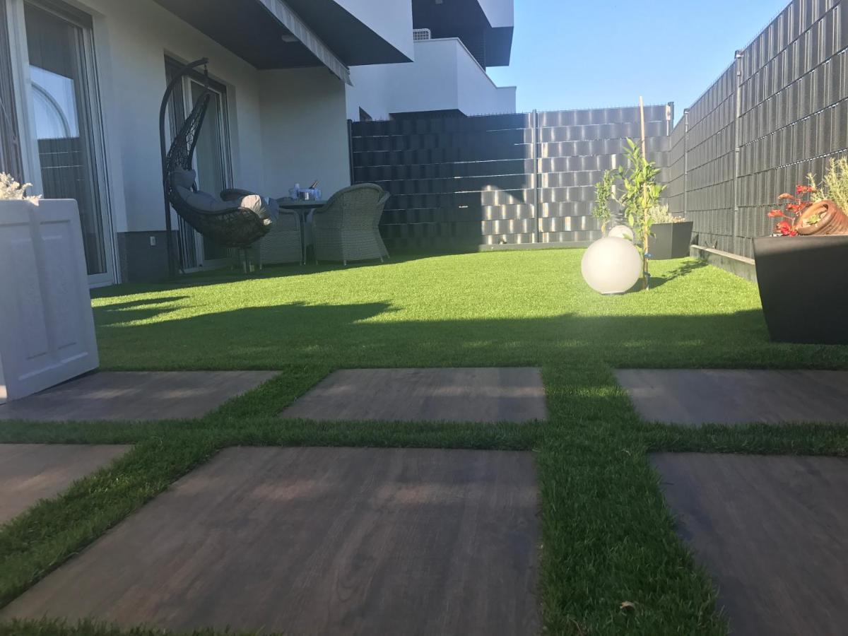 Hedonist-Luxury 2 Bedroom Apartment With Private Hot Tub, Garden And Free Parking 트로기르 외부 사진