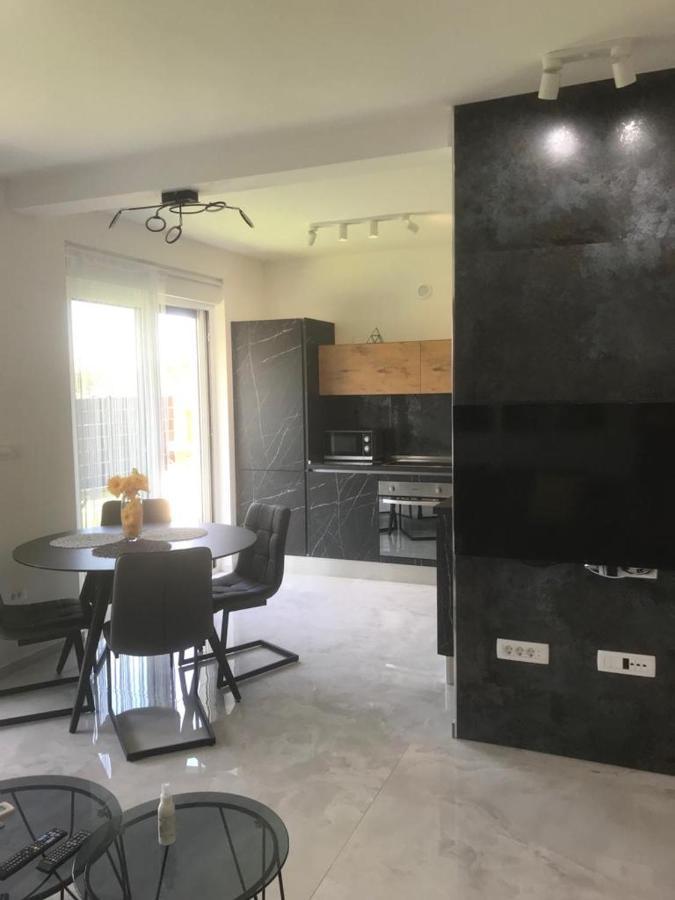 Hedonist-Luxury 2 Bedroom Apartment With Private Hot Tub, Garden And Free Parking 트로기르 외부 사진