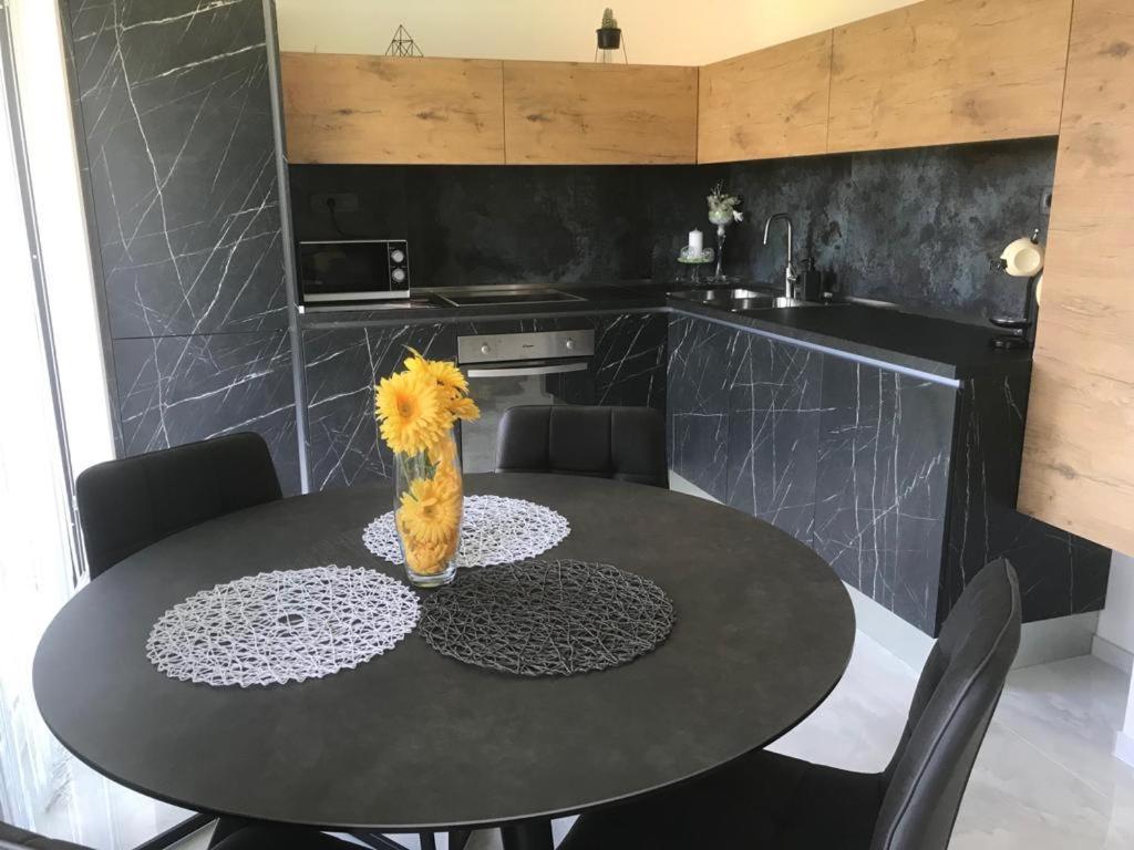 Hedonist-Luxury 2 Bedroom Apartment With Private Hot Tub, Garden And Free Parking 트로기르 외부 사진
