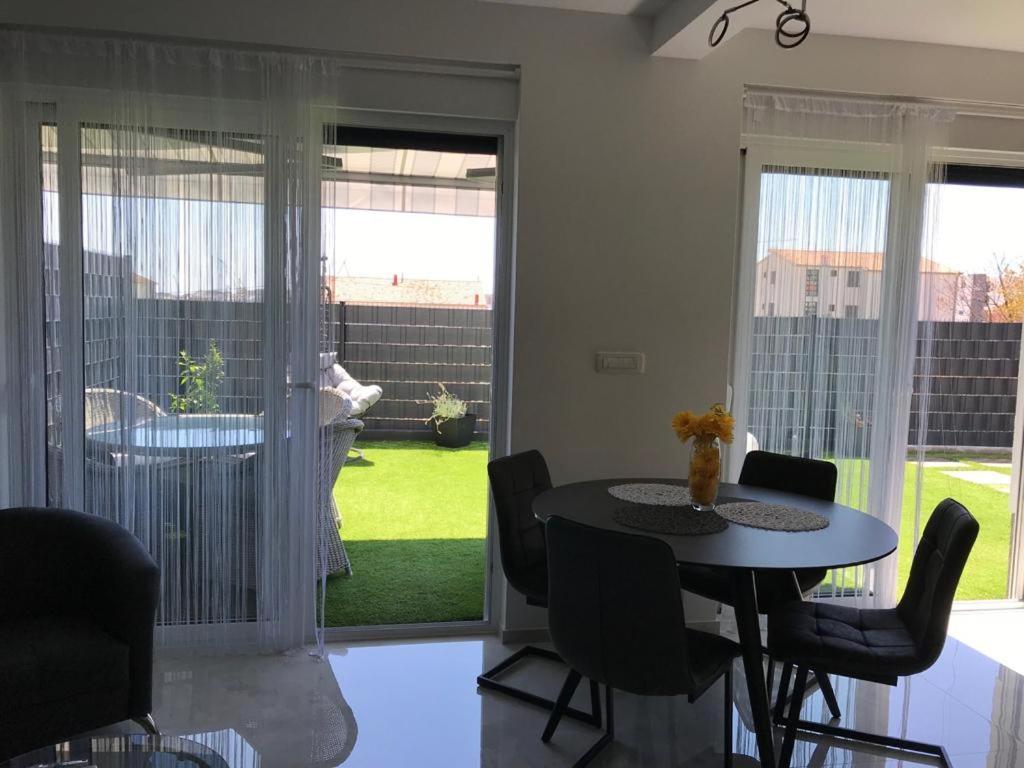 Hedonist-Luxury 2 Bedroom Apartment With Private Hot Tub, Garden And Free Parking 트로기르 외부 사진