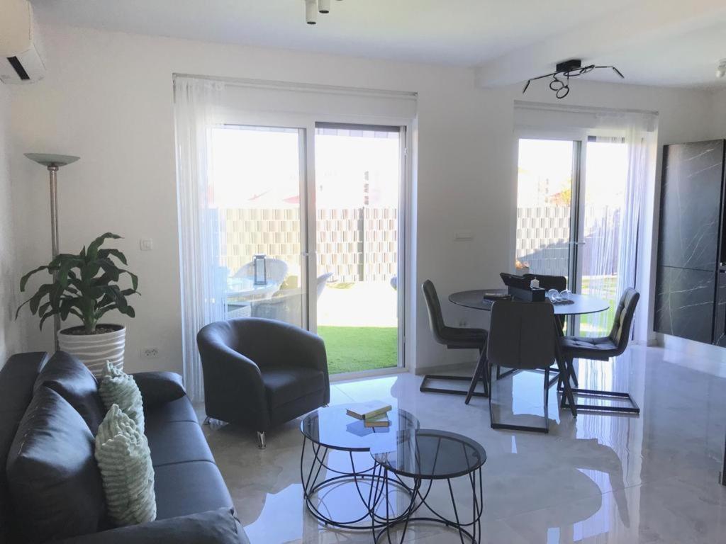 Hedonist-Luxury 2 Bedroom Apartment With Private Hot Tub, Garden And Free Parking 트로기르 외부 사진