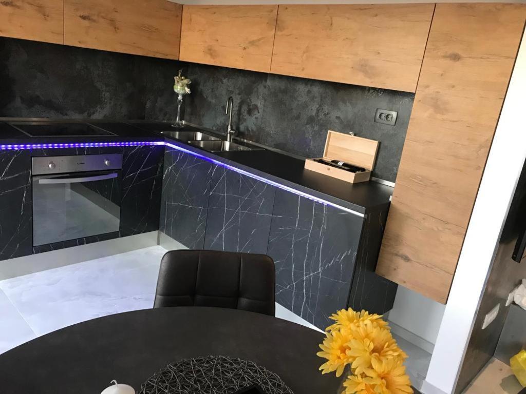 Hedonist-Luxury 2 Bedroom Apartment With Private Hot Tub, Garden And Free Parking 트로기르 외부 사진