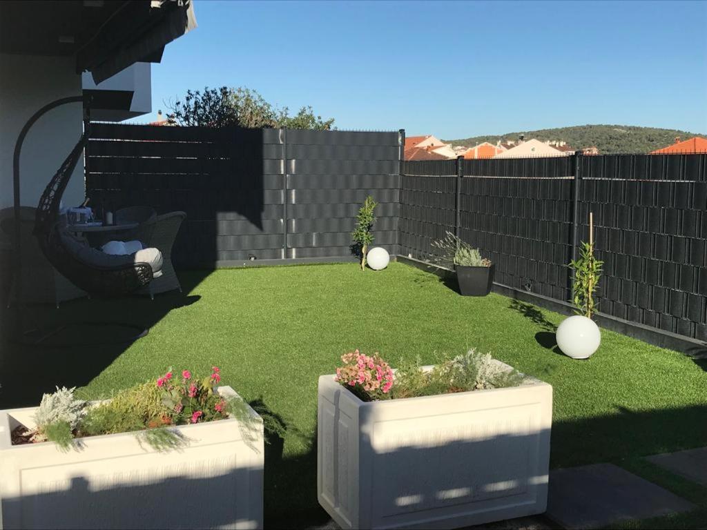 Hedonist-Luxury 2 Bedroom Apartment With Private Hot Tub, Garden And Free Parking 트로기르 외부 사진