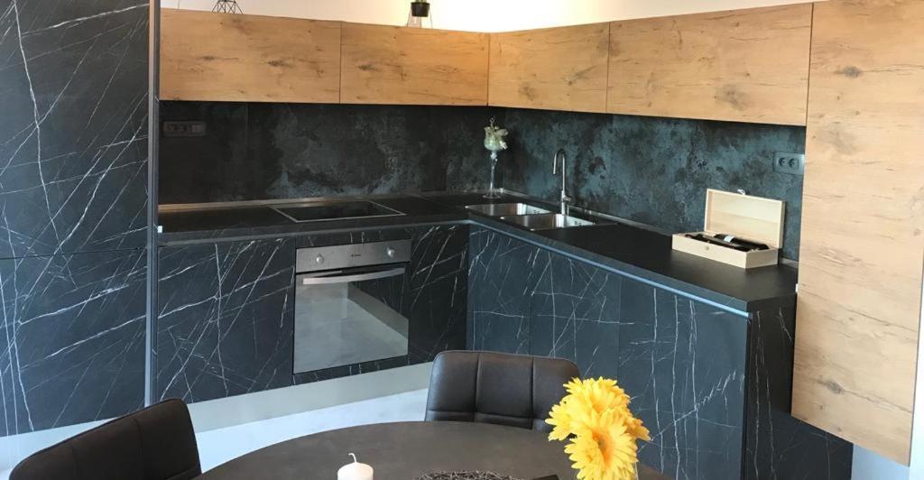 Hedonist-Luxury 2 Bedroom Apartment With Private Hot Tub, Garden And Free Parking 트로기르 외부 사진