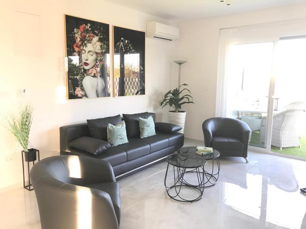 Hedonist-Luxury 2 Bedroom Apartment With Private Hot Tub, Garden And Free Parking 트로기르 외부 사진