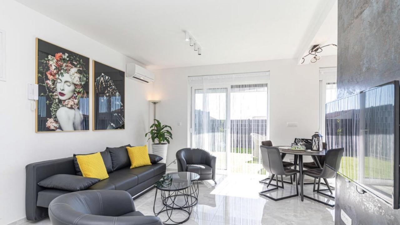 Hedonist-Luxury 2 Bedroom Apartment With Private Hot Tub, Garden And Free Parking 트로기르 외부 사진