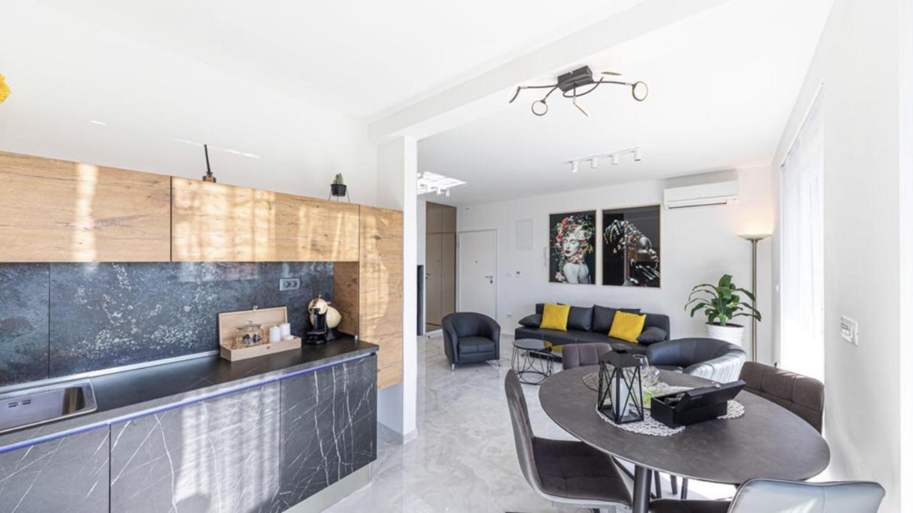 Hedonist-Luxury 2 Bedroom Apartment With Private Hot Tub, Garden And Free Parking 트로기르 외부 사진
