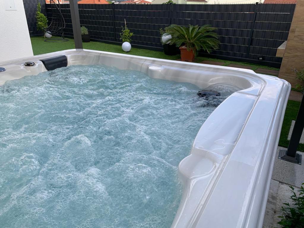 Hedonist-Luxury 2 Bedroom Apartment With Private Hot Tub, Garden And Free Parking 트로기르 외부 사진