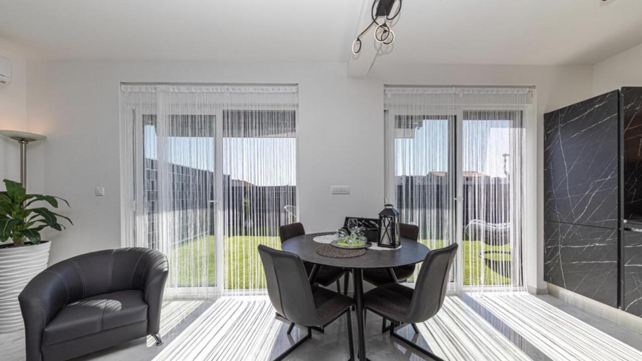 Hedonist-Luxury 2 Bedroom Apartment With Private Hot Tub, Garden And Free Parking 트로기르 외부 사진