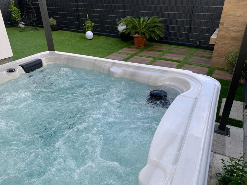 Hedonist-Luxury 2 Bedroom Apartment With Private Hot Tub, Garden And Free Parking 트로기르 외부 사진