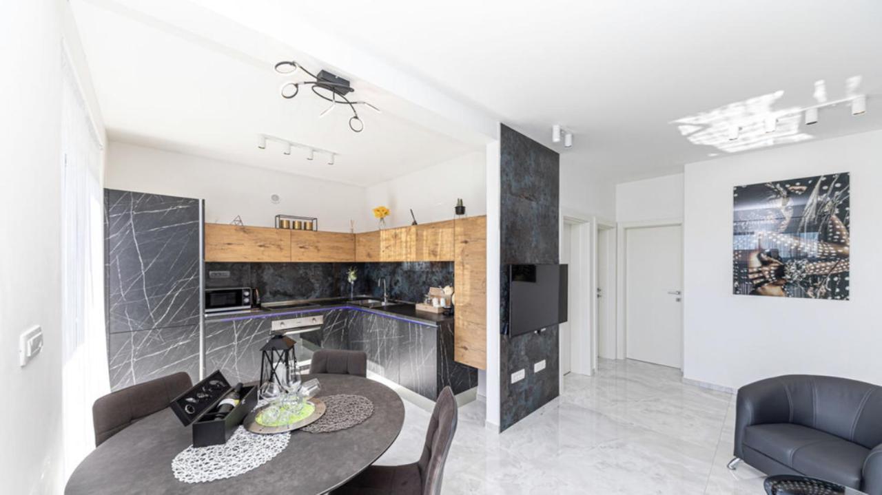 Hedonist-Luxury 2 Bedroom Apartment With Private Hot Tub, Garden And Free Parking 트로기르 외부 사진