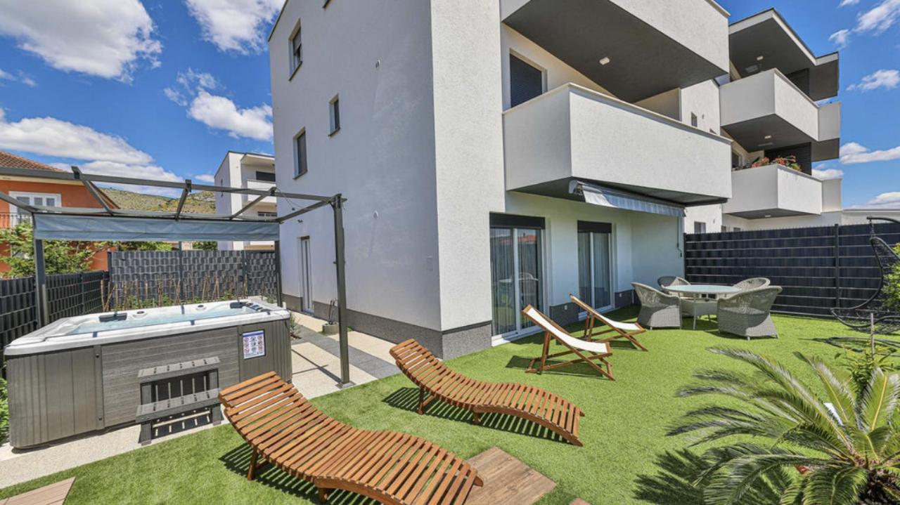 Hedonist-Luxury 2 Bedroom Apartment With Private Hot Tub, Garden And Free Parking 트로기르 외부 사진