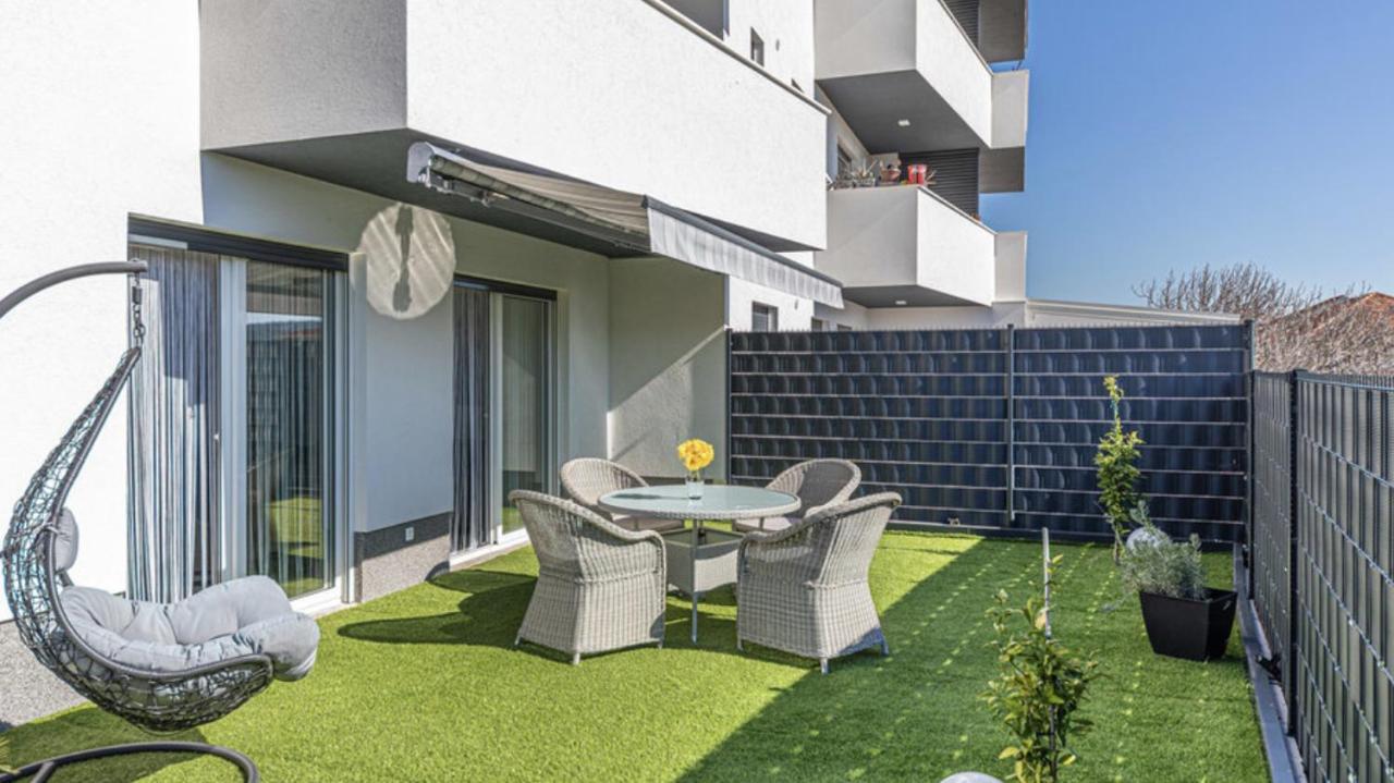 Hedonist-Luxury 2 Bedroom Apartment With Private Hot Tub, Garden And Free Parking 트로기르 외부 사진